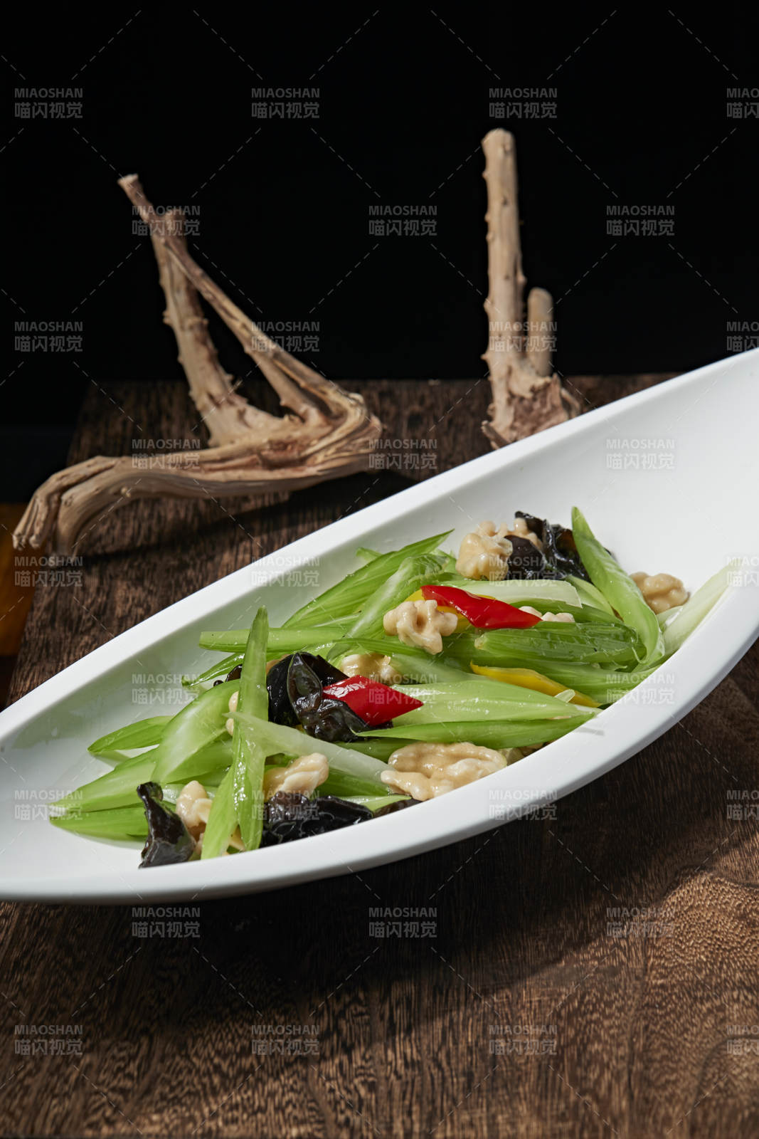 彩椒西芹木耳炒桃仁图片