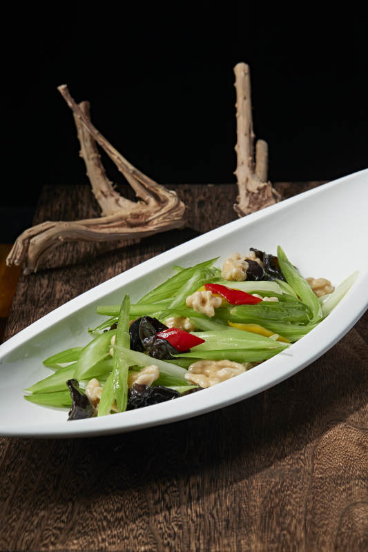 彩椒西芹木耳炒桃仁图片