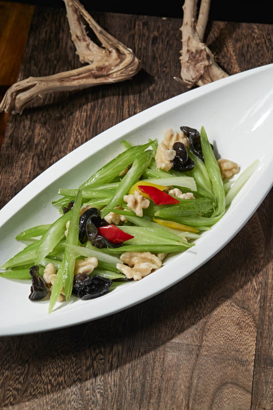 彩椒西芹木耳炒桃仁图片