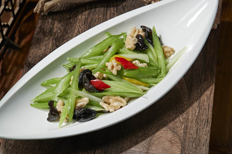 彩椒西芹木耳炒桃仁图片