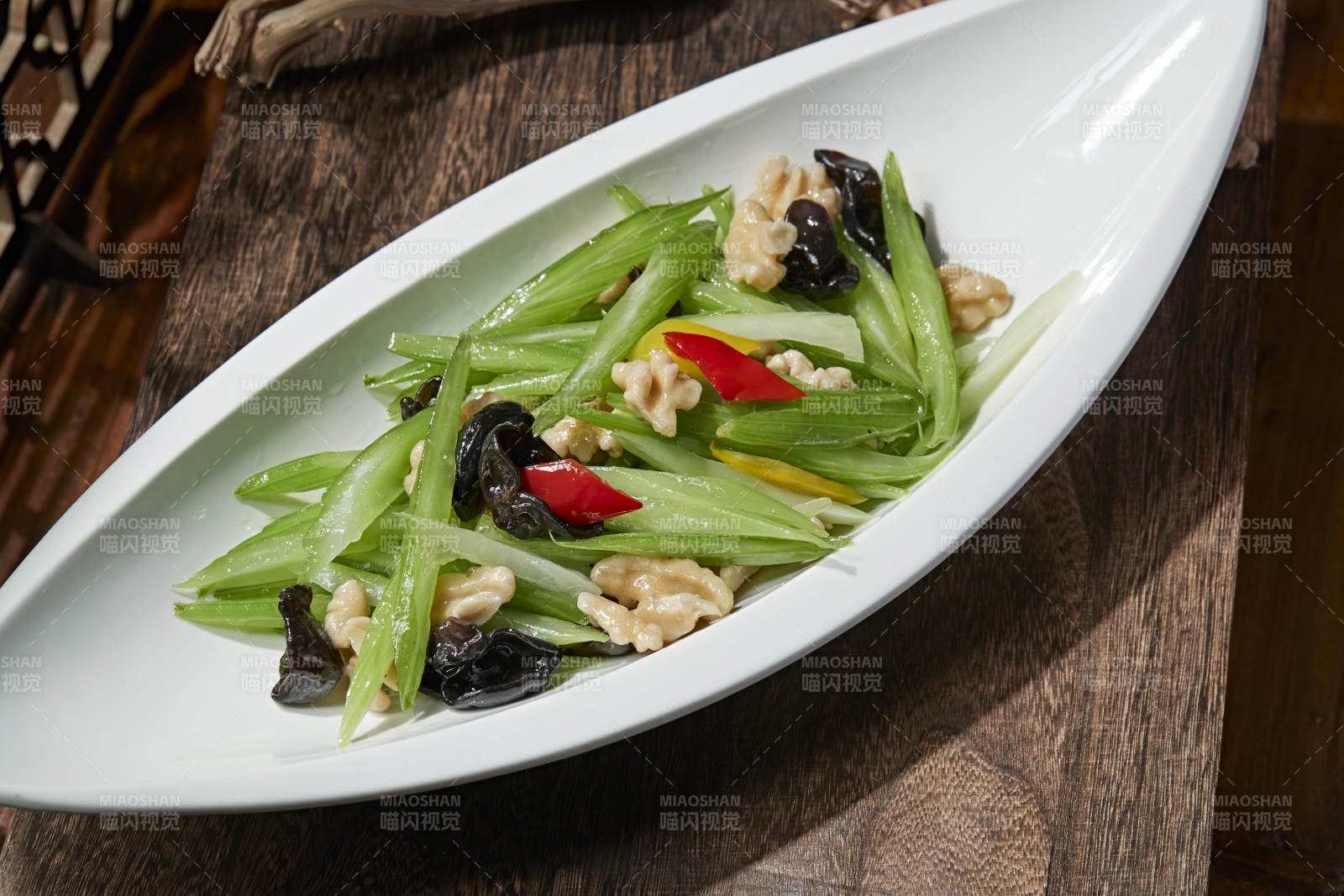 彩椒西芹木耳炒桃仁图片