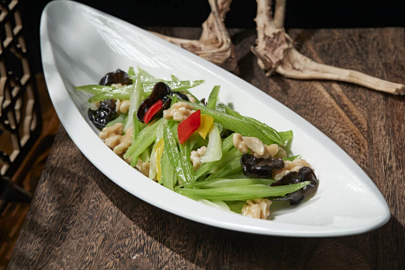 彩椒西芹木耳炒桃仁图片