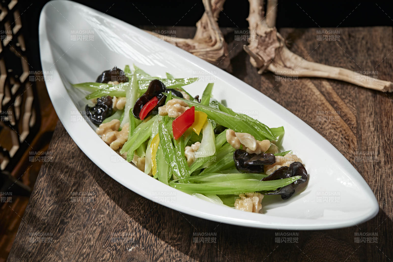 彩椒西芹木耳炒桃仁图片