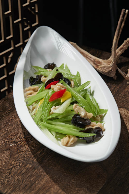 彩椒西芹木耳炒桃仁图片