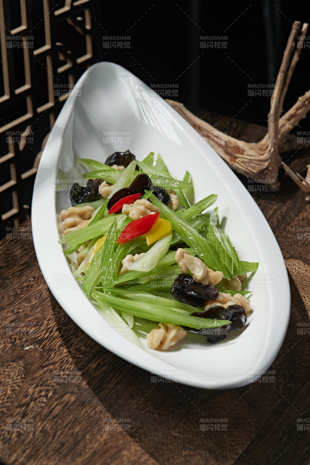 彩椒西芹木耳炒桃仁图片