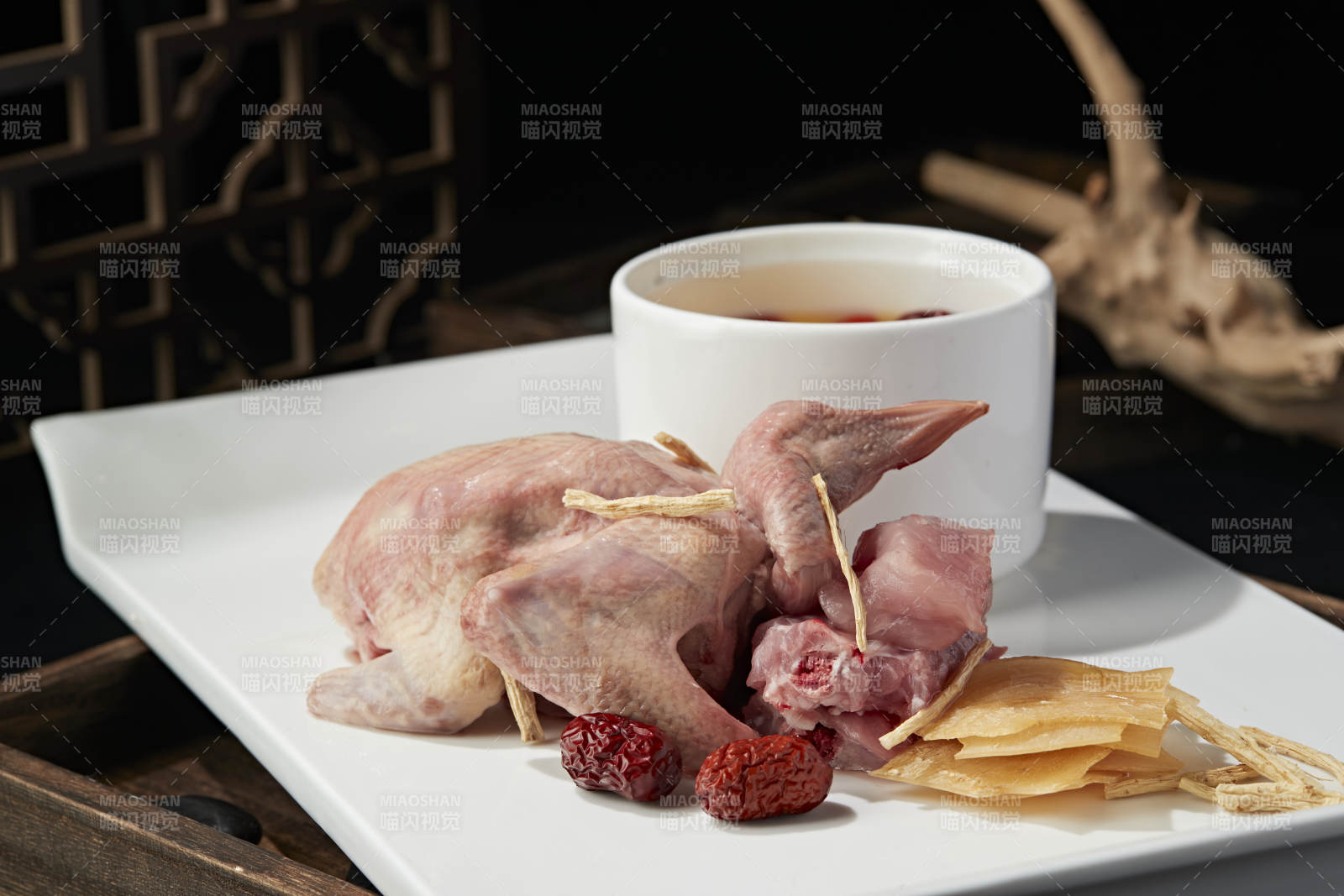 天麻枸杞红枣当归炖乳鸽图片