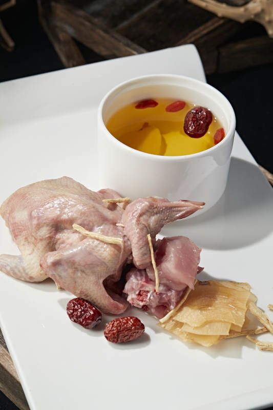 天麻枸杞红枣当归炖乳鸽图片