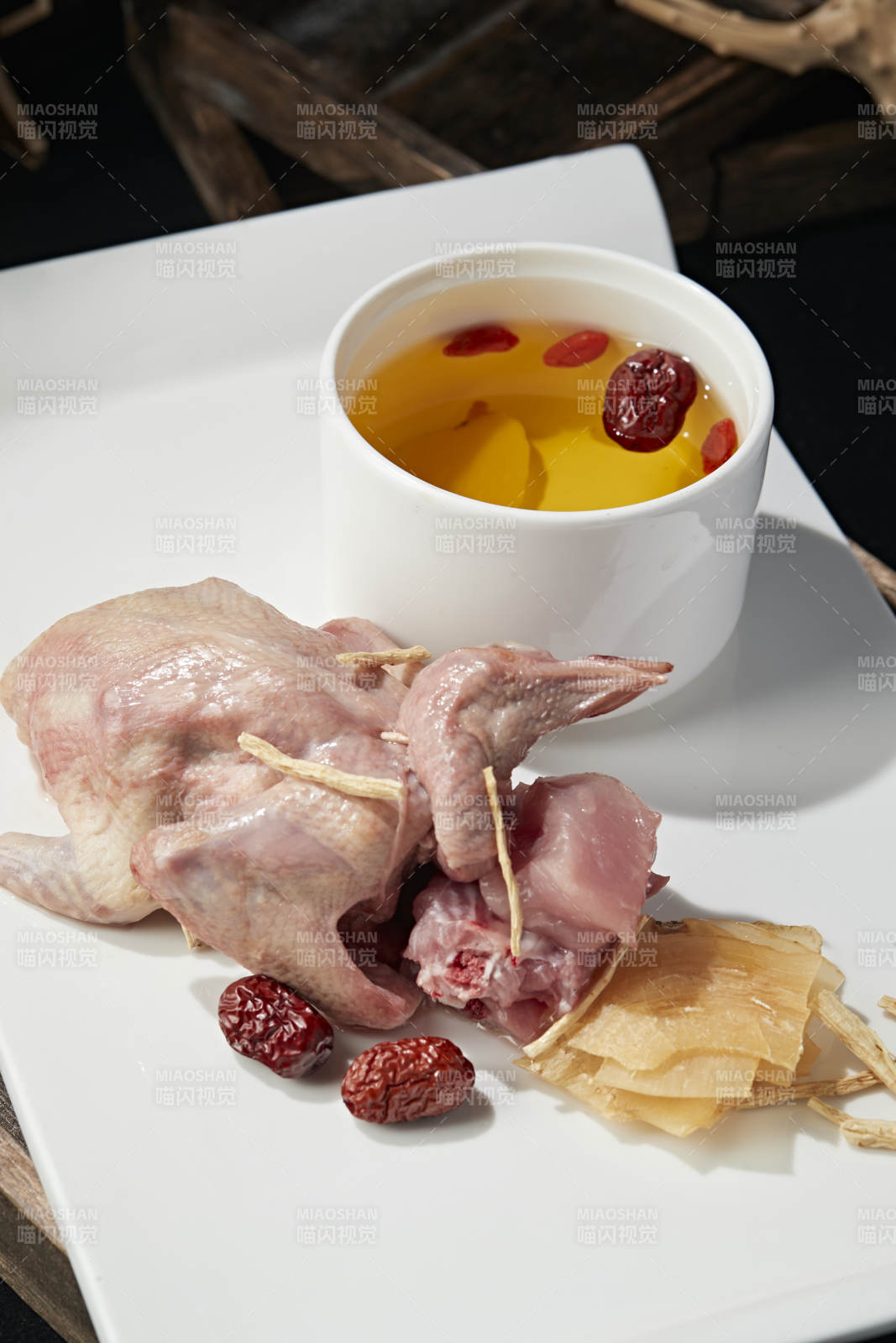 天麻枸杞红枣当归炖乳鸽图片