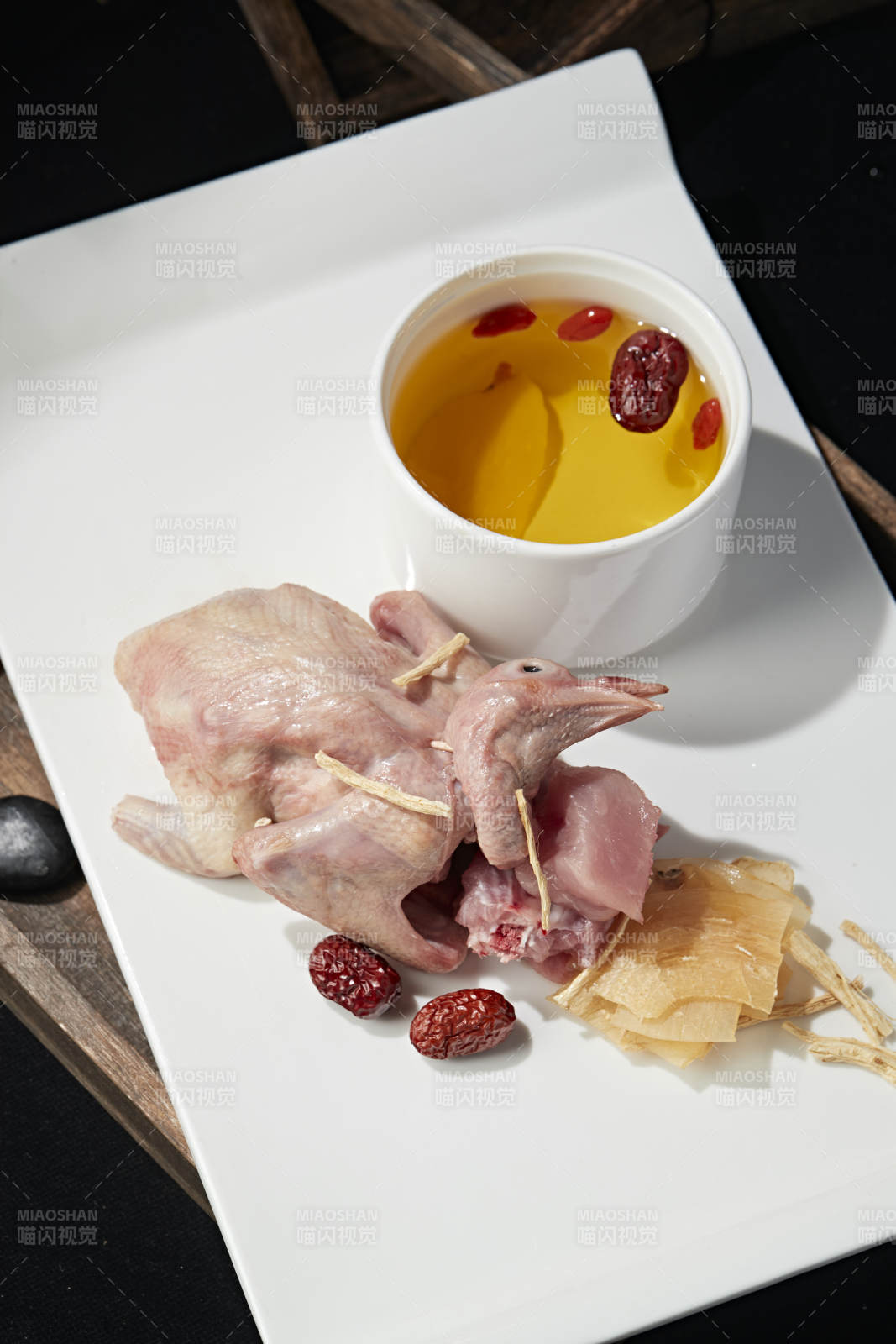 天麻枸杞红枣当归炖乳鸽图片