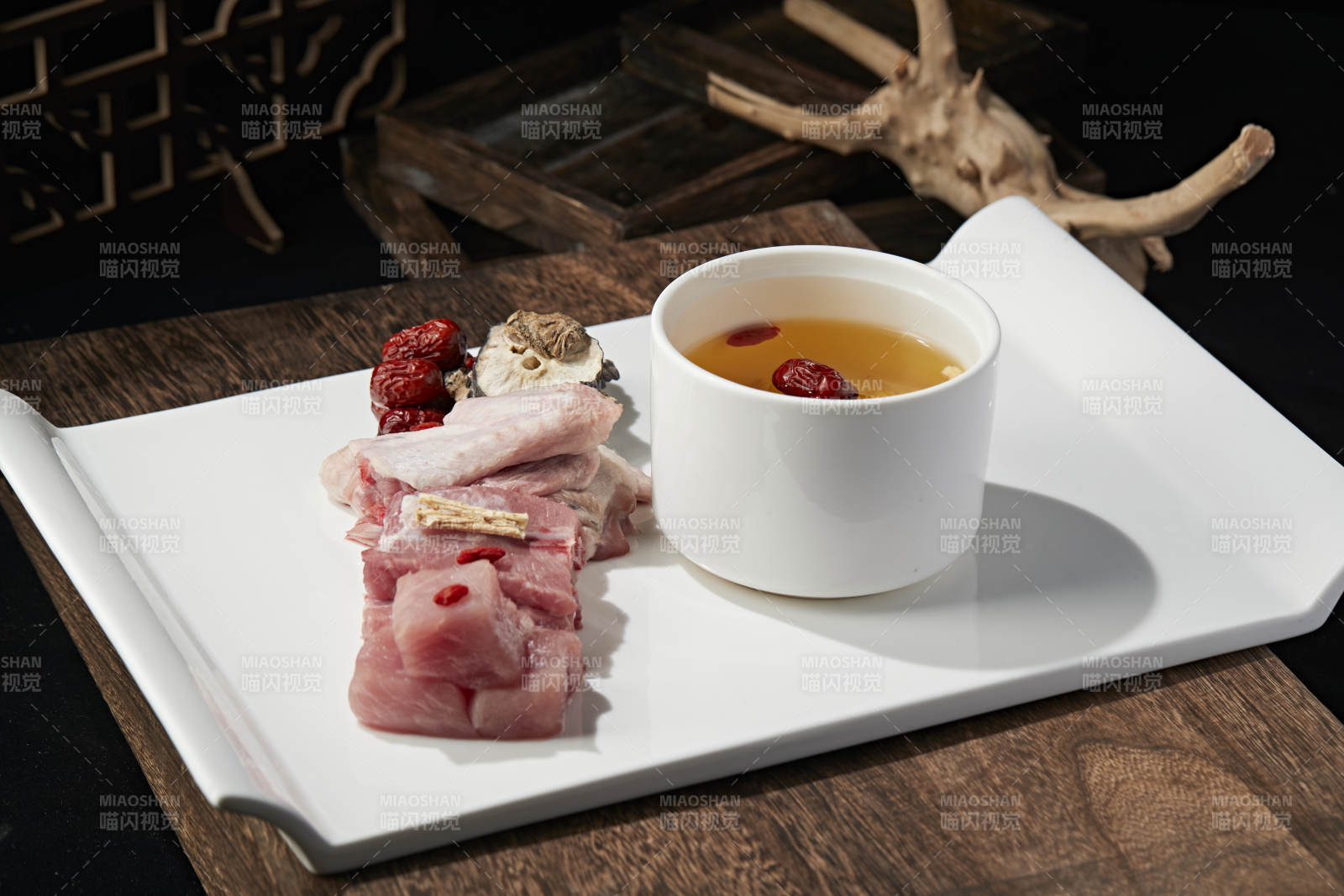 天麻党参红枣枸杞鹅翅猪排滋补汤图片