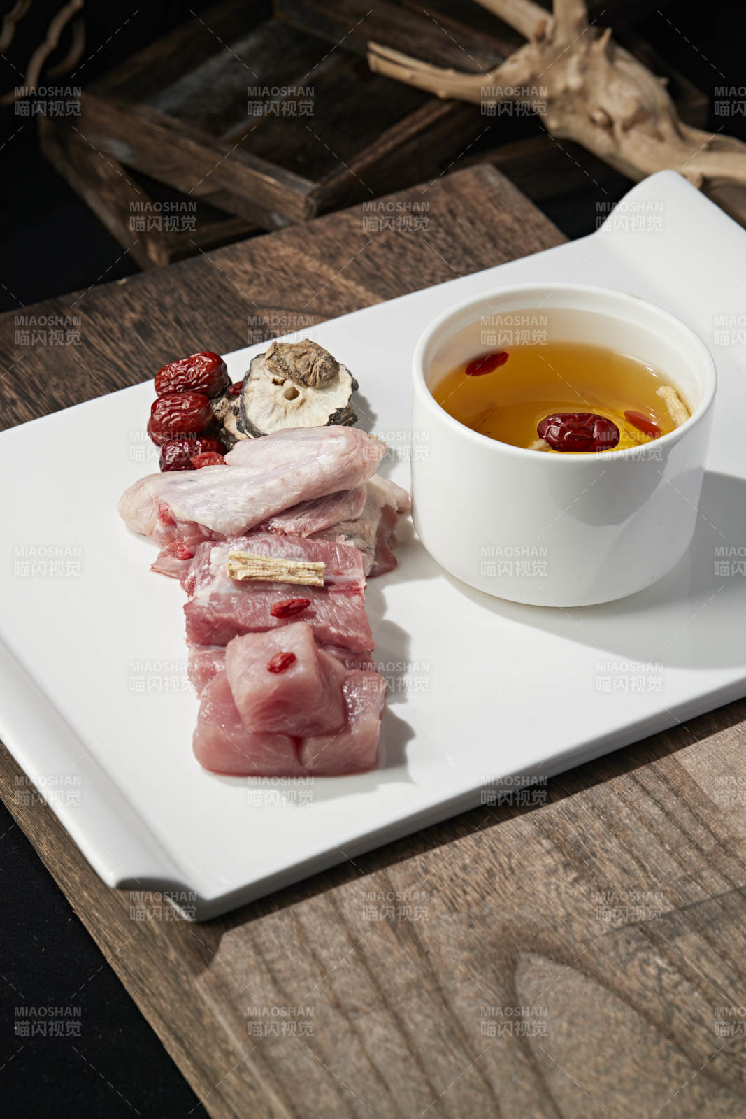 天麻党参红枣枸杞鹅翅猪排滋补汤图片