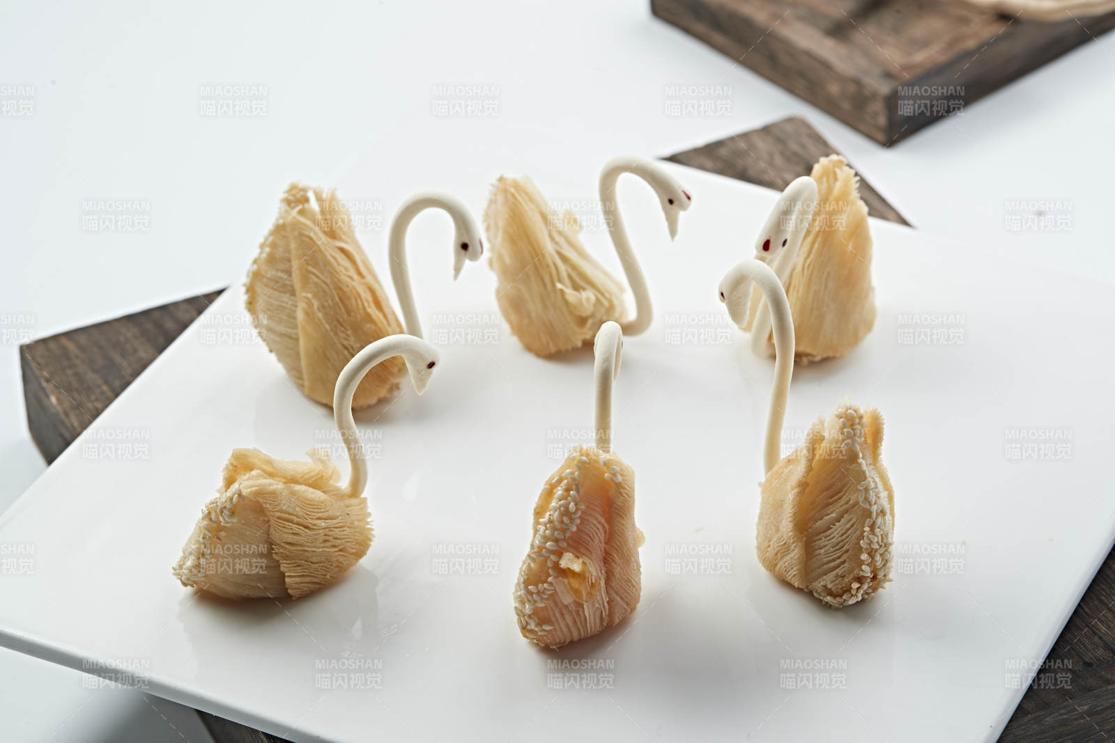 天鹅榴莲酥图片