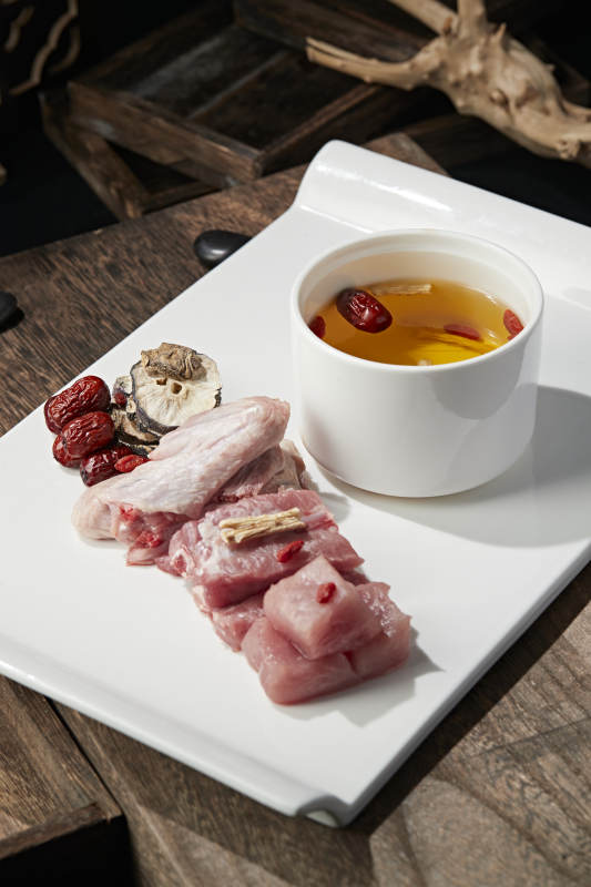 天麻党参红枣枸杞鹅翅猪排滋补汤图片