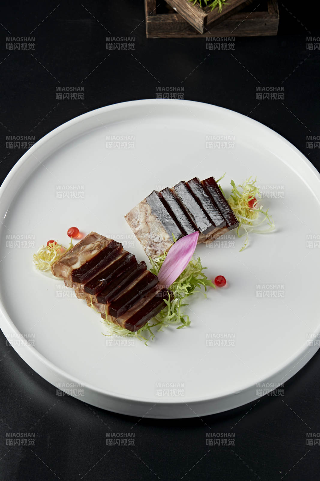 五香压肘花皮冻图片