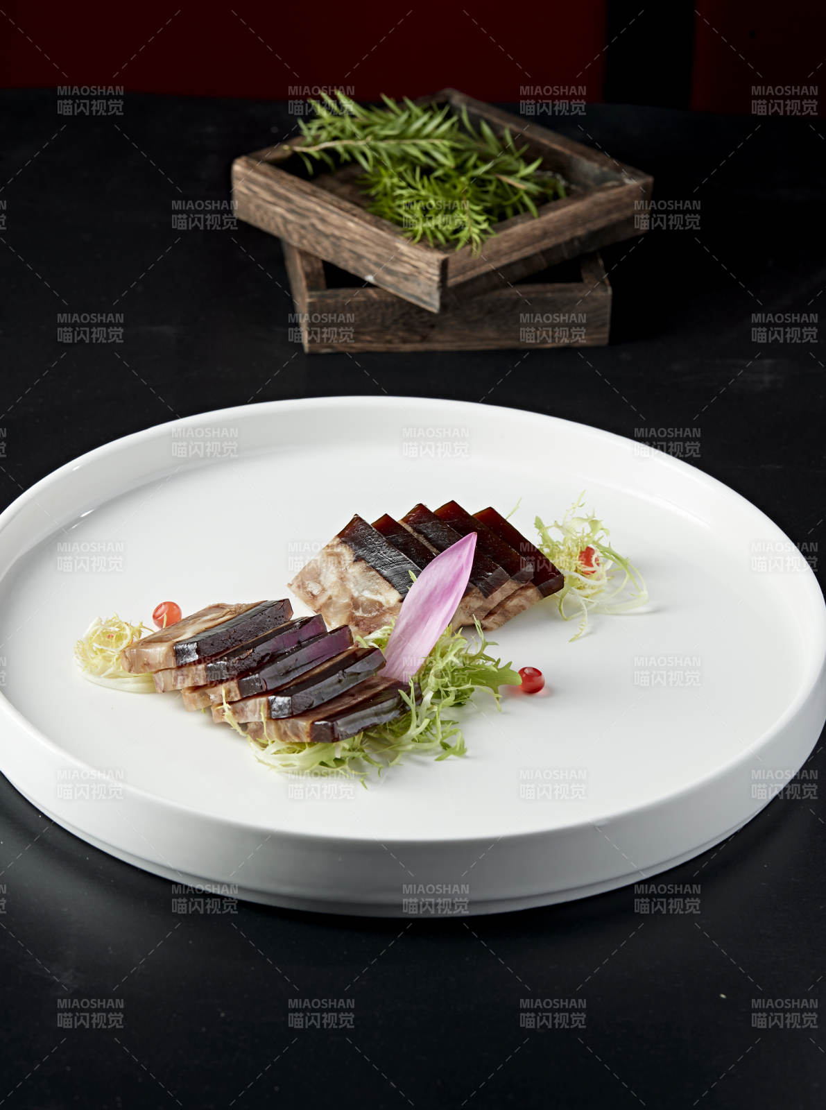 五香压肘花皮冻图片