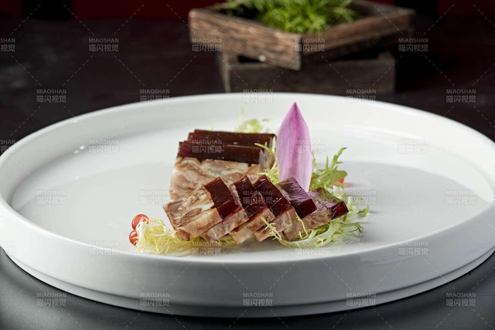 五香压肘花皮冻图片