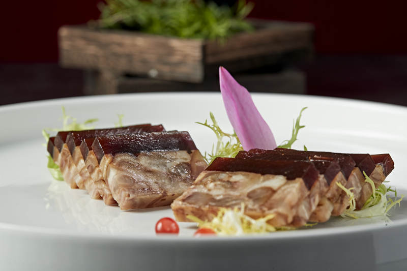 五香压肘花皮冻图片