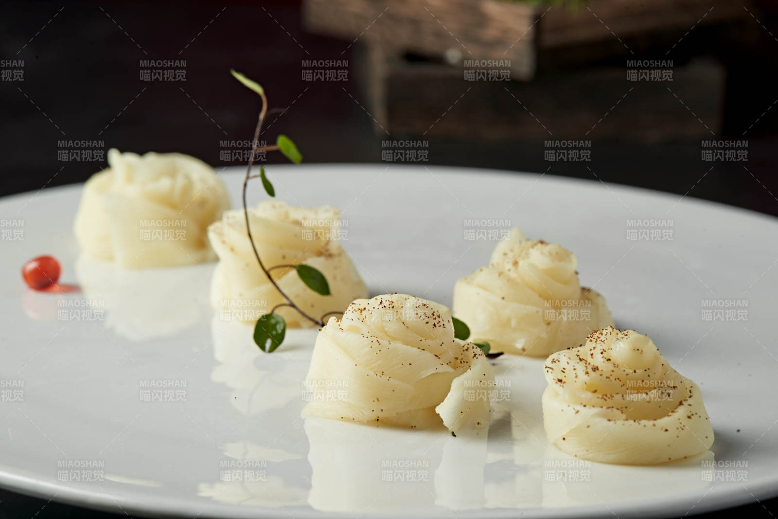 牡丹花造型的虾子茭白图片