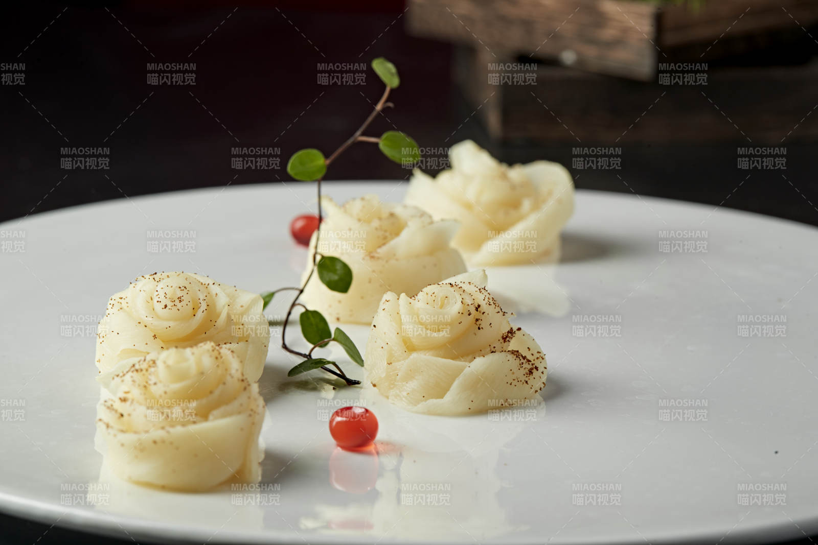 牡丹花造型的虾子茭白图片