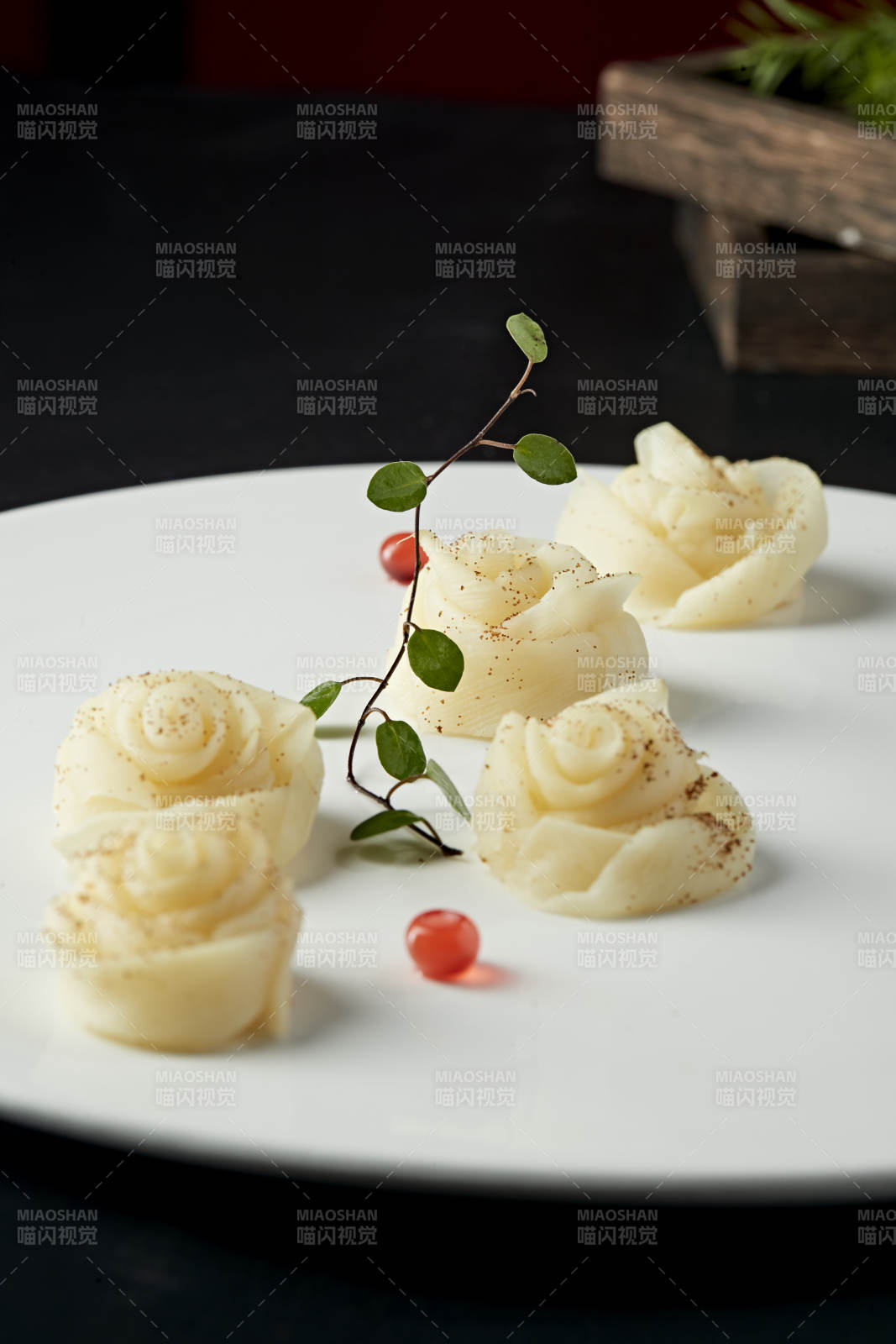 牡丹花造型的虾子茭白图片