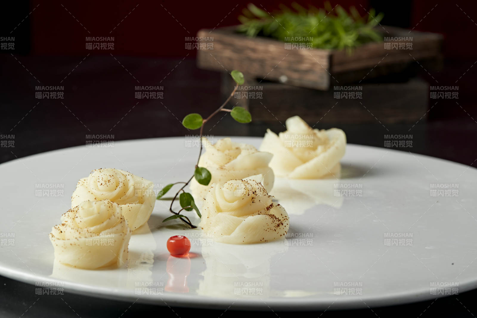 牡丹花造型的虾子茭白图片