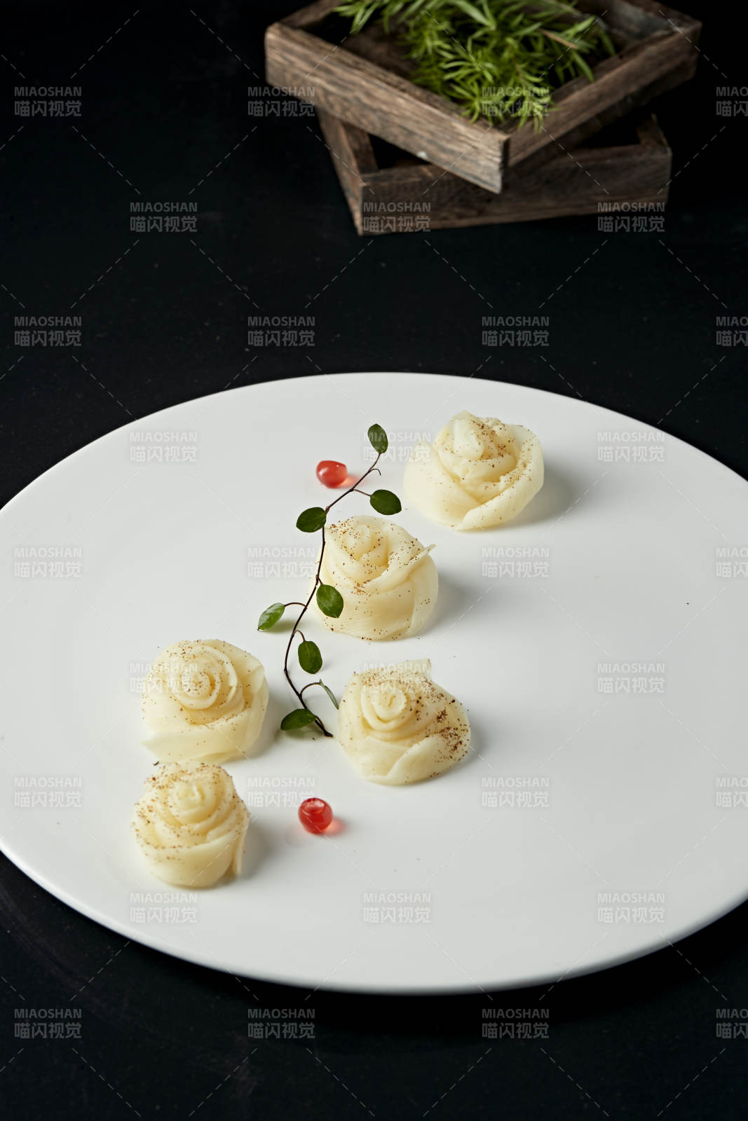 牡丹花造型的虾子茭白图片