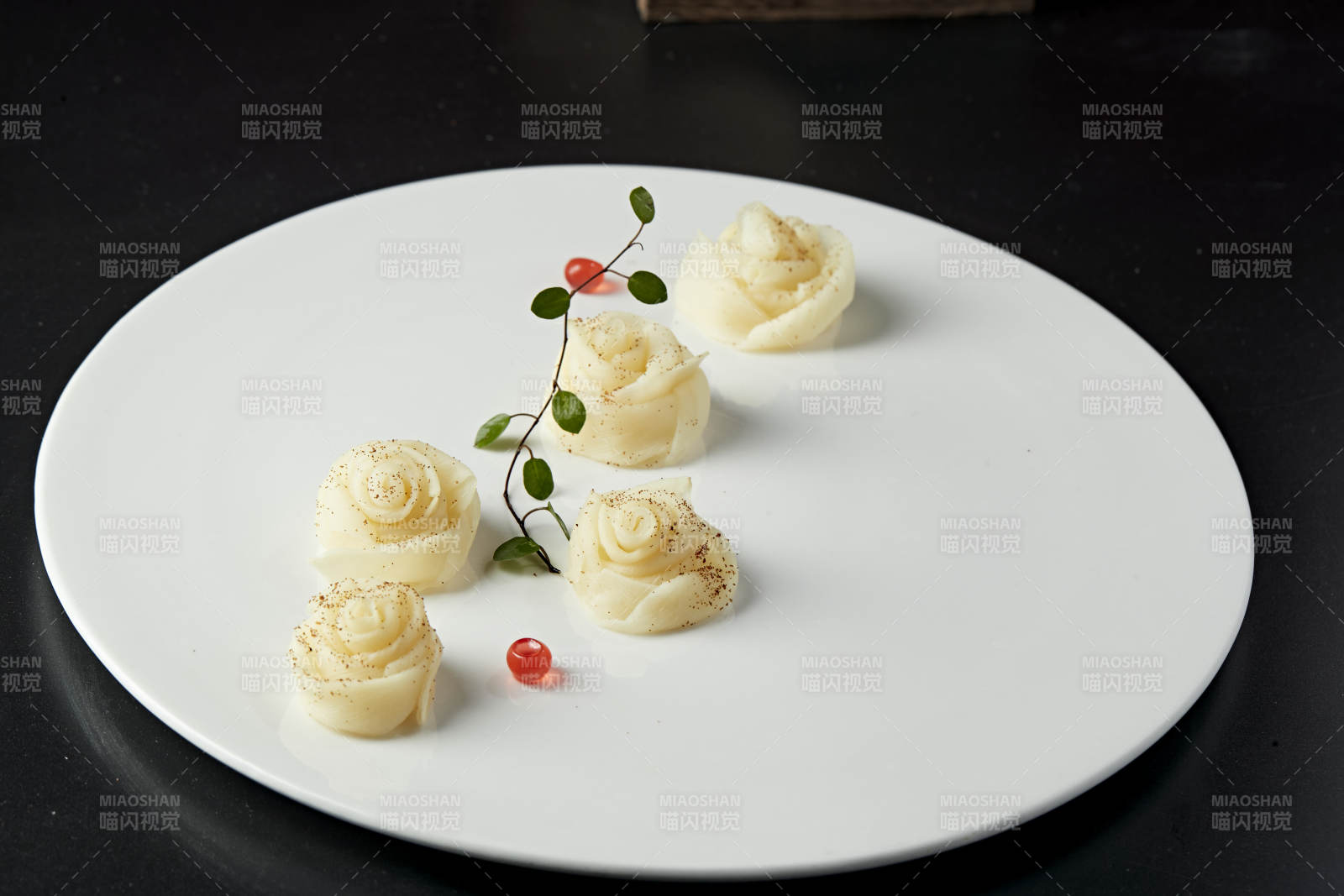 牡丹花造型的虾子茭白图片