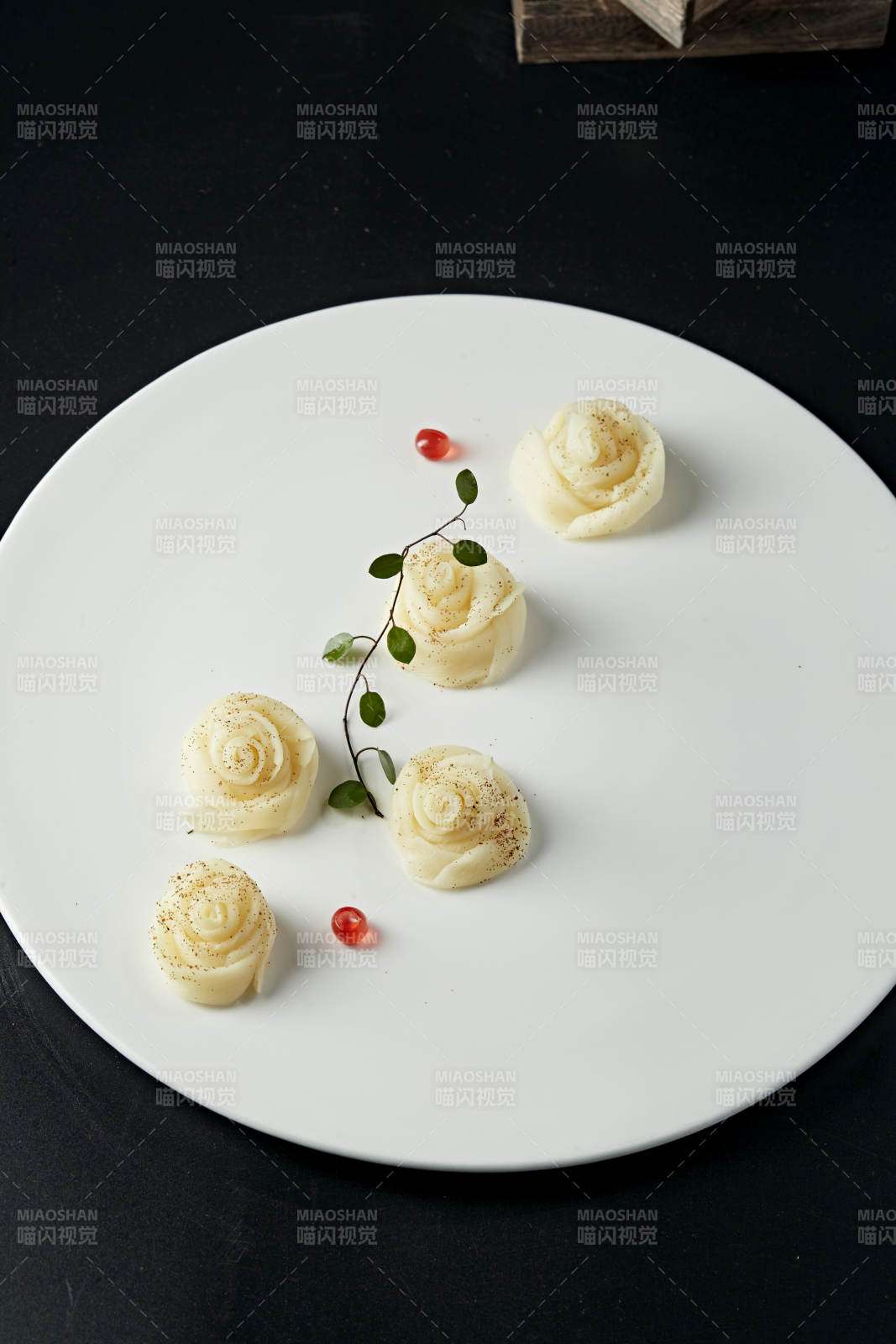 牡丹花造型的虾子茭白图片