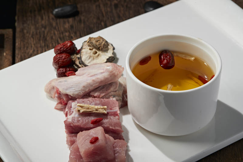 天麻党参红枣枸杞鹅翅猪排滋补汤图片