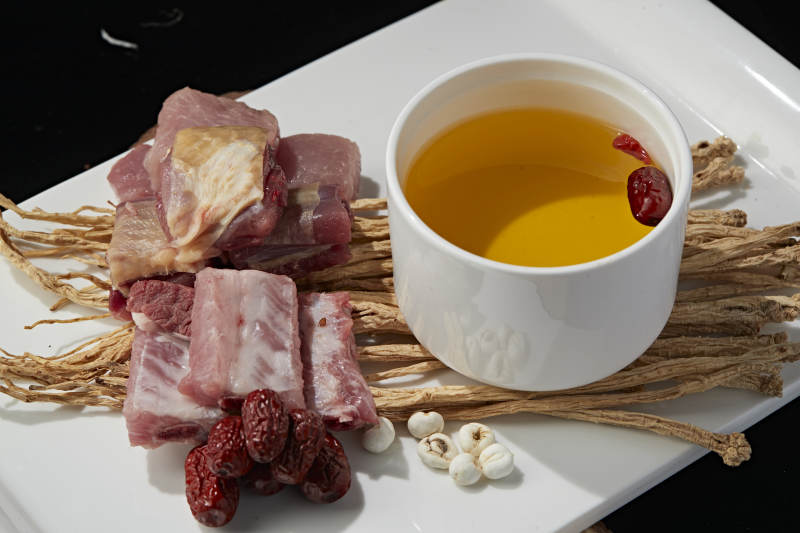 天麻党参红枣枸杞鹅翅猪排滋补汤图片