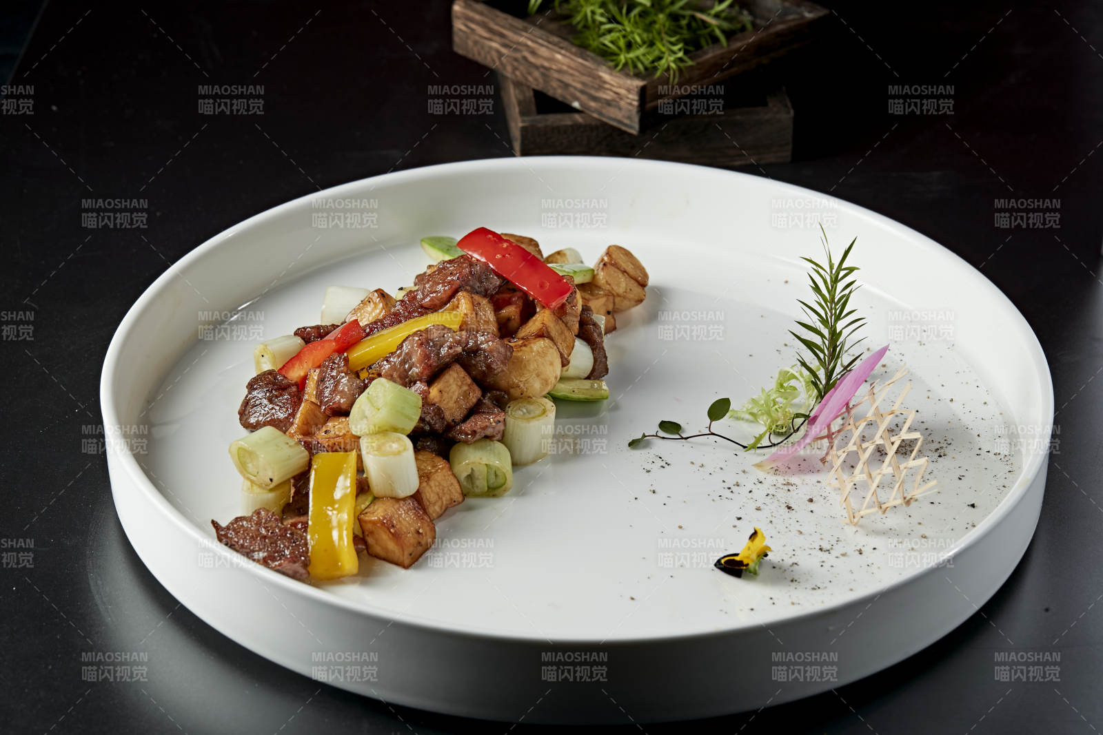 黑胡椒杏鲍菇牛仔粒图片