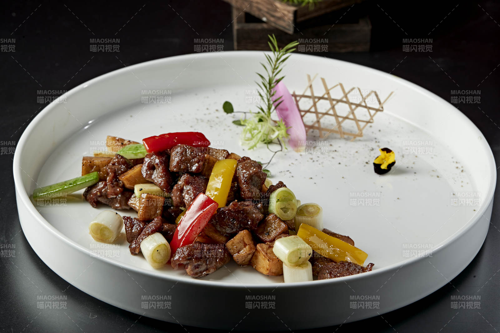 黑胡椒杏鲍菇牛仔粒图片