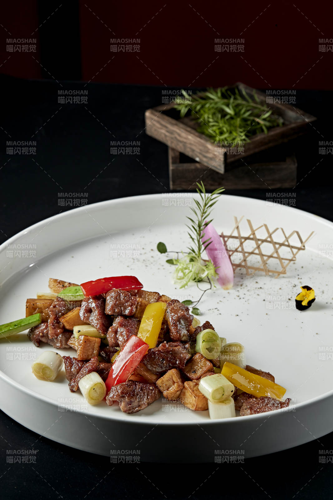 黑胡椒杏鲍菇牛仔粒图片