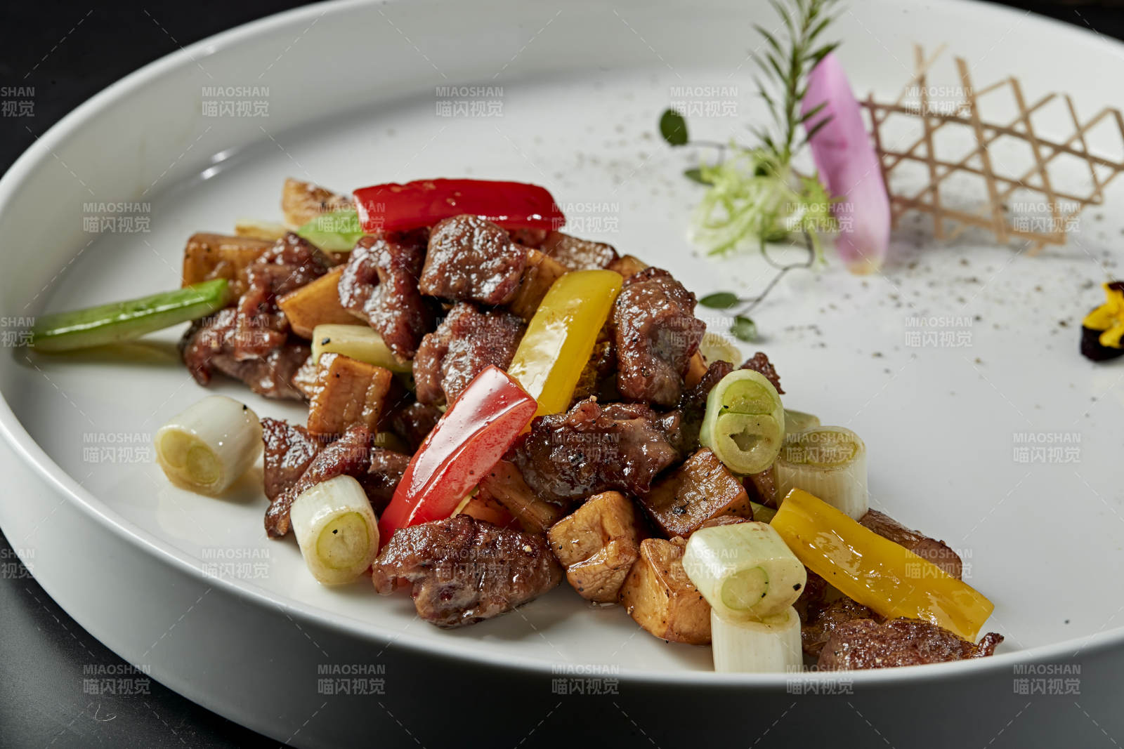 黑胡椒杏鲍菇牛仔粒图片