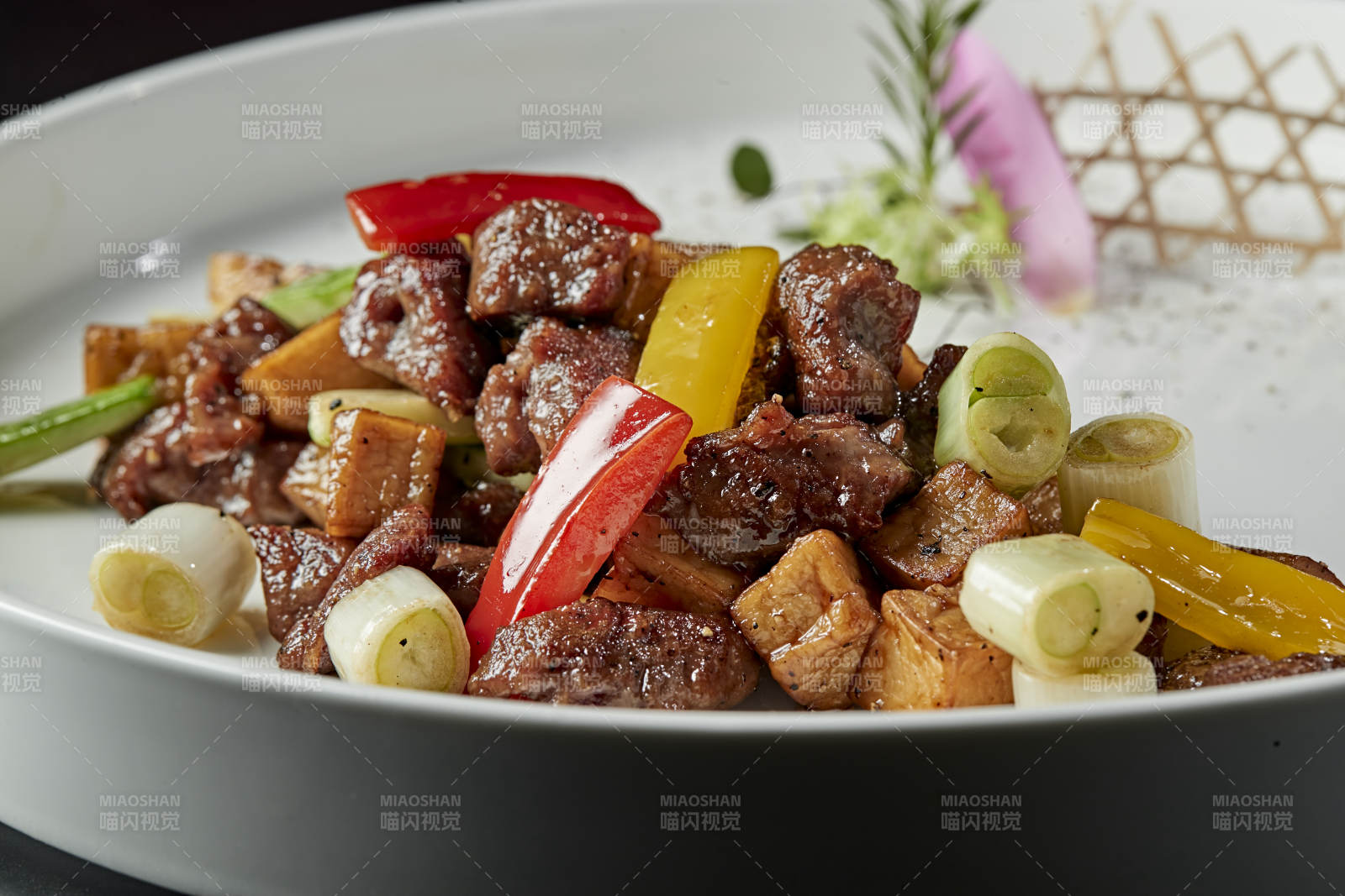 黑胡椒杏鲍菇牛仔粒图片