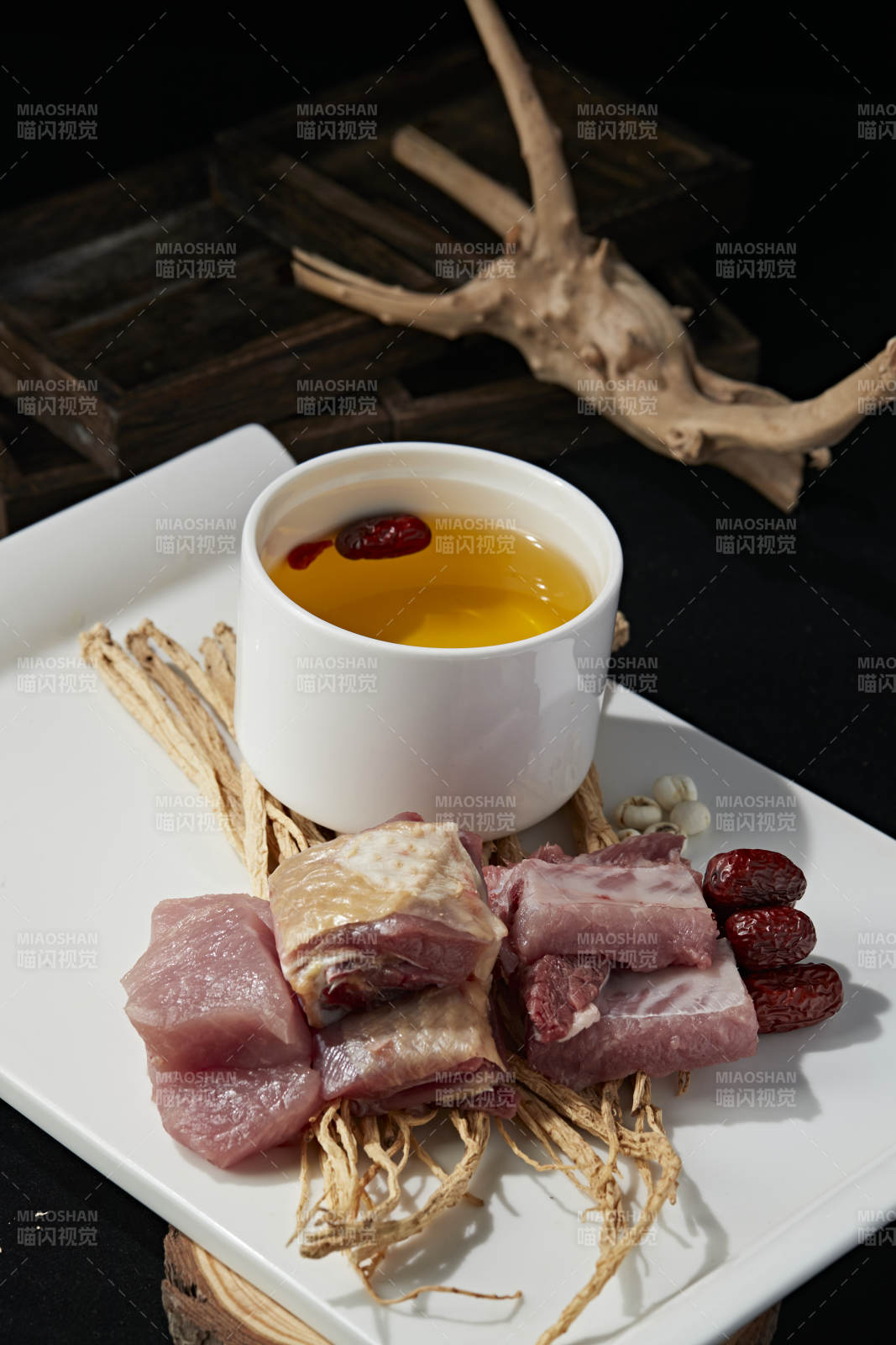 天麻党参红枣枸杞鹅翅猪排滋补汤图片