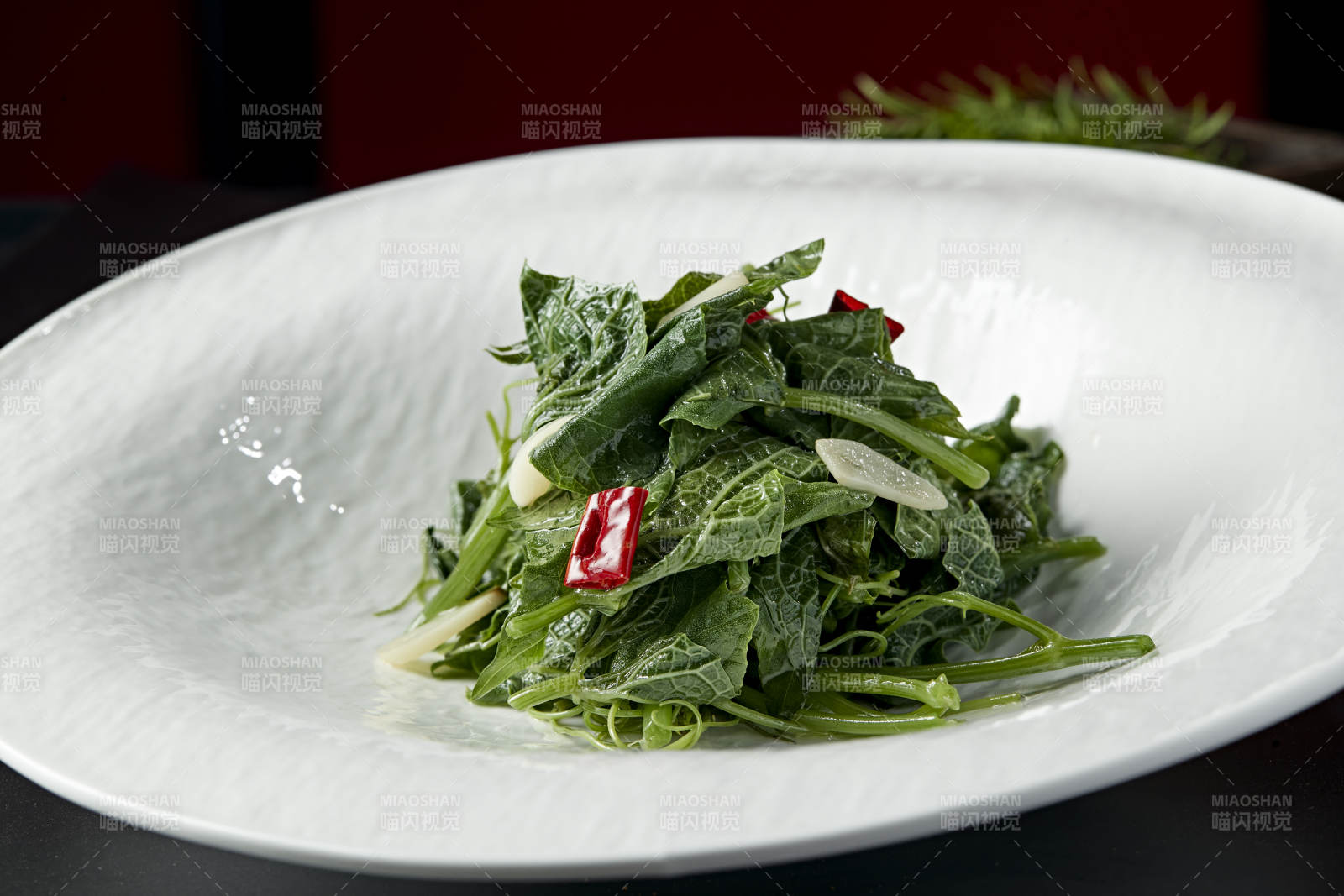 辣椒蒜片凉拌蕨菜图片