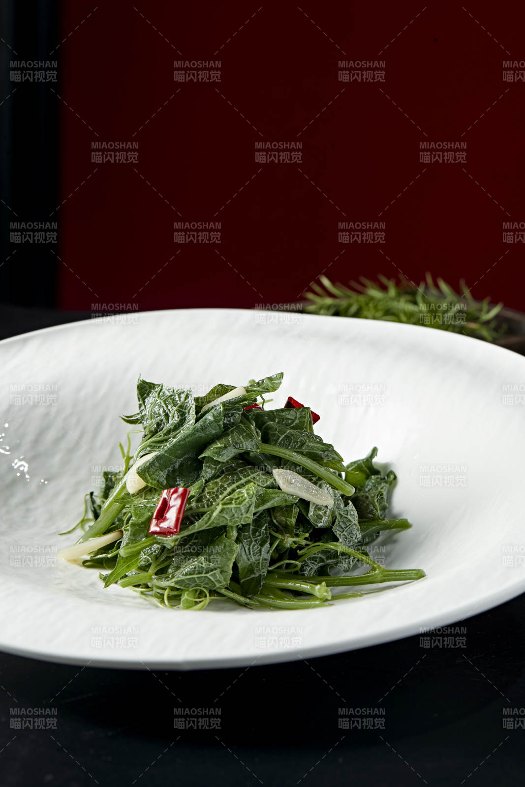 辣椒蒜片凉拌蕨菜图片