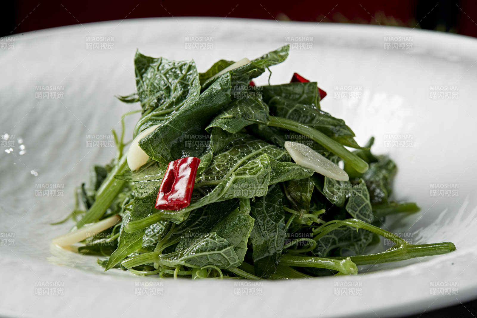 辣椒蒜片凉拌蕨菜图片
