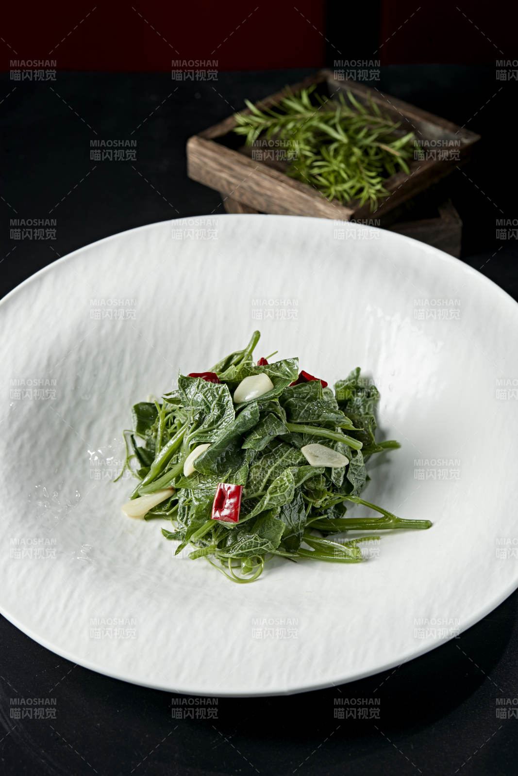 辣椒蒜片凉拌蕨菜图片