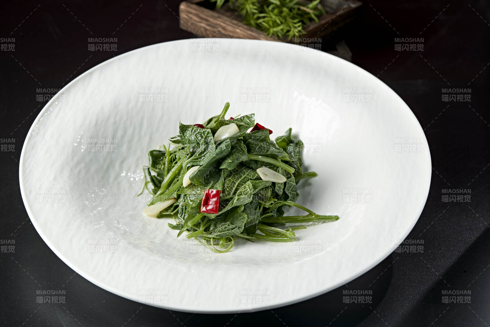 辣椒蒜片凉拌蕨菜图片