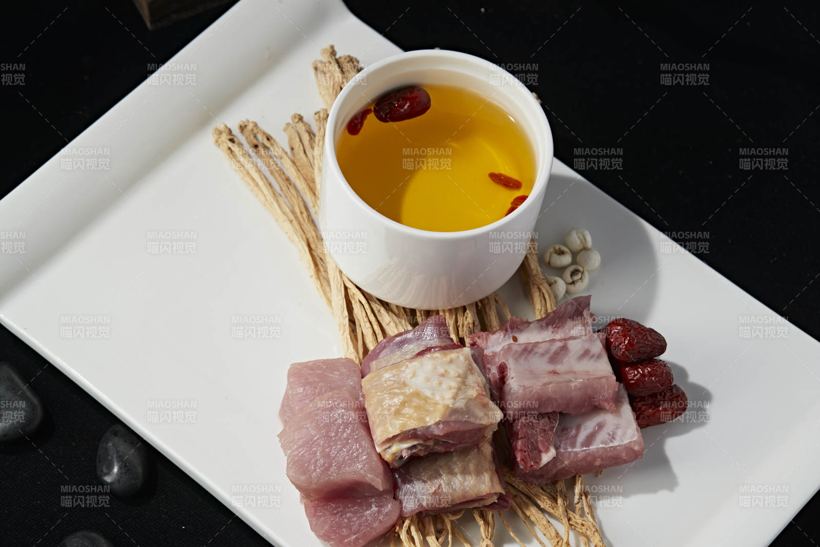 天麻党参红枣枸杞鹅翅猪排滋补汤图片