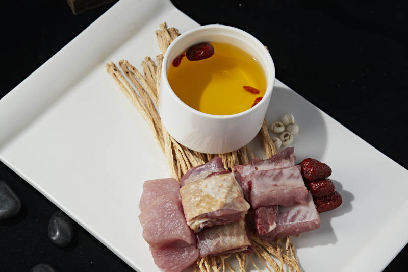 天麻党参红枣枸杞鹅翅猪排滋补汤图片