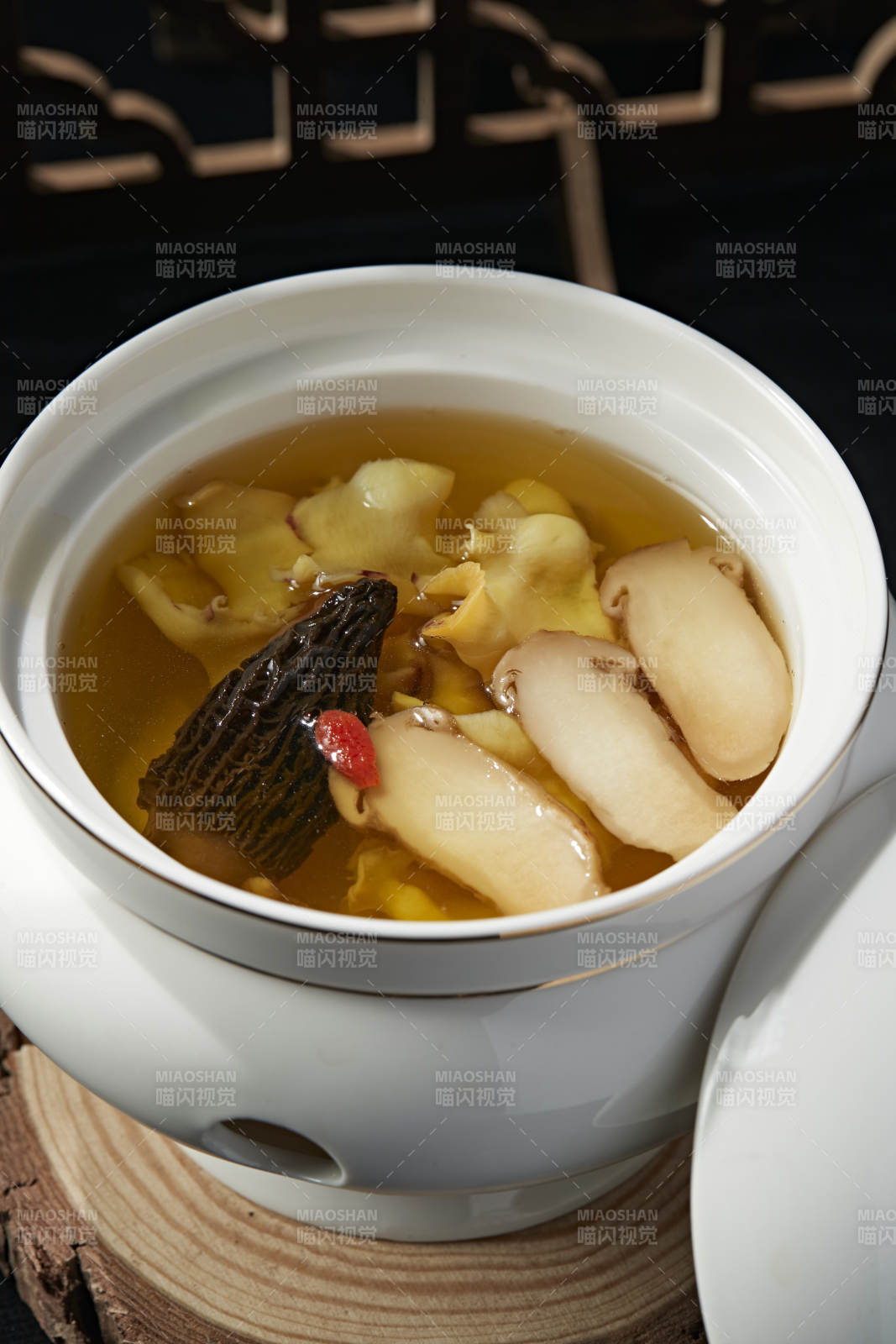 枸杞松茸羊肚菌汤图片