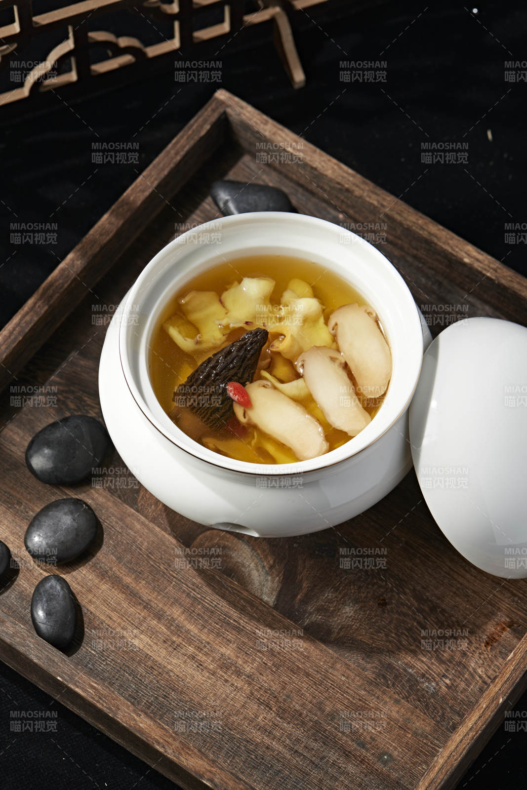 枸杞松茸羊肚菌汤图片