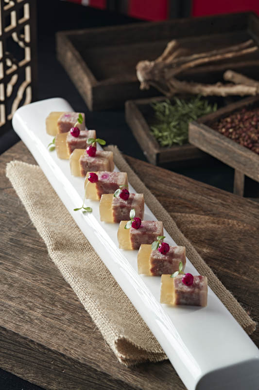 五香水晶压肘花图片