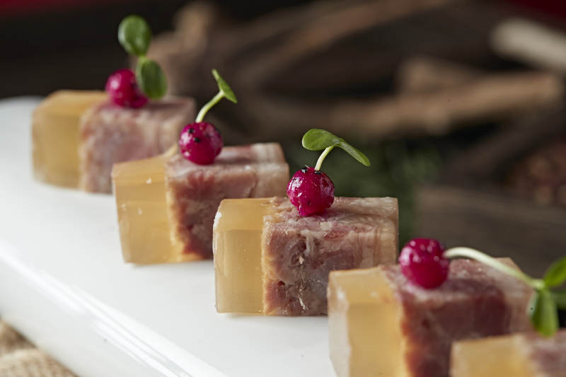 五香水晶压肘花图片