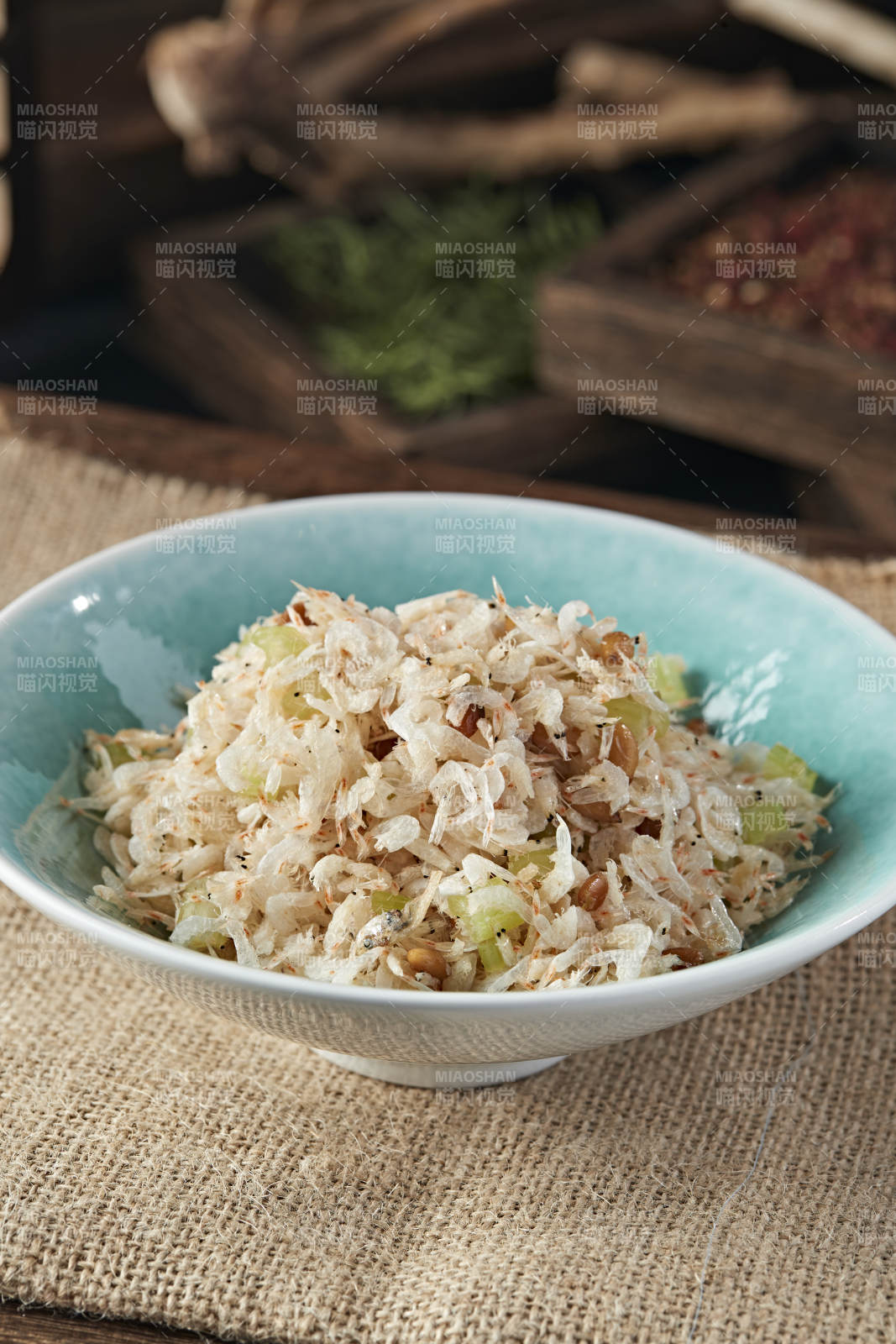 西芹黄豆拌深海虾皮图片