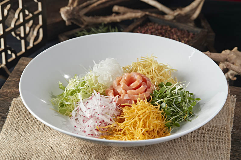 时蔬丝巧拌三文鱼刺身图片