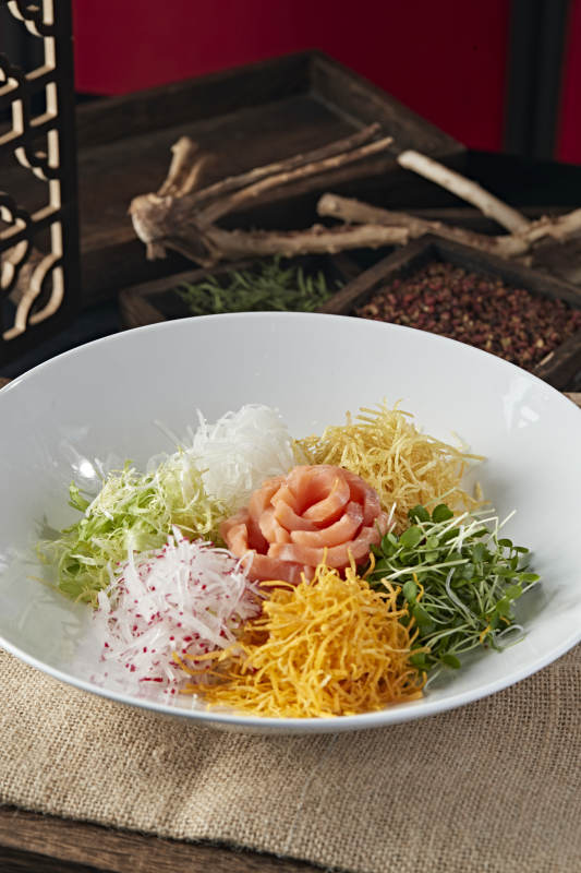 时蔬丝巧拌三文鱼刺身图片